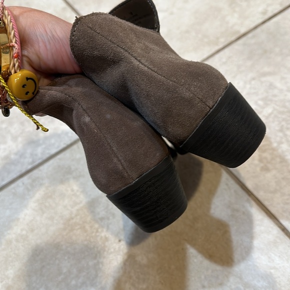 Me Too Zeus Brown Suede Low Heel Ankle Boots Booties 7 - Picture 5 of 8